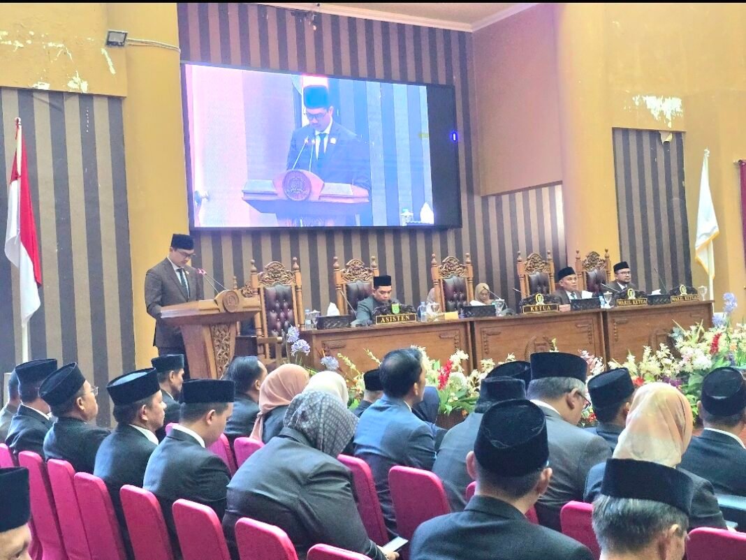 Ketua DPRD Tanah Bumbu, Andrean Atma Maulani, saat membacakan pengusulan dalam rapat paripurna. Foto-Interaksi/Syahriadi.