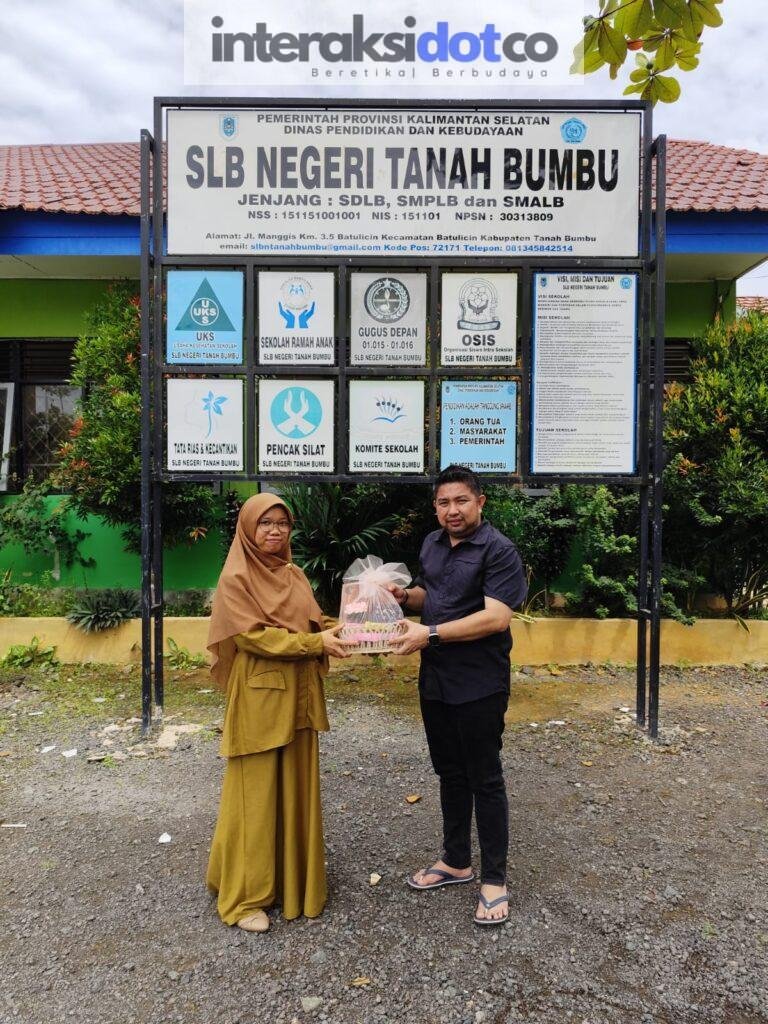 Kepala SLBN Tanah Bumbu, Menik, menyerahkan cinderamata hasil olahan anak didiknya kepada Bang Dhin. Foto-Puja Mandela/Interaksi.co