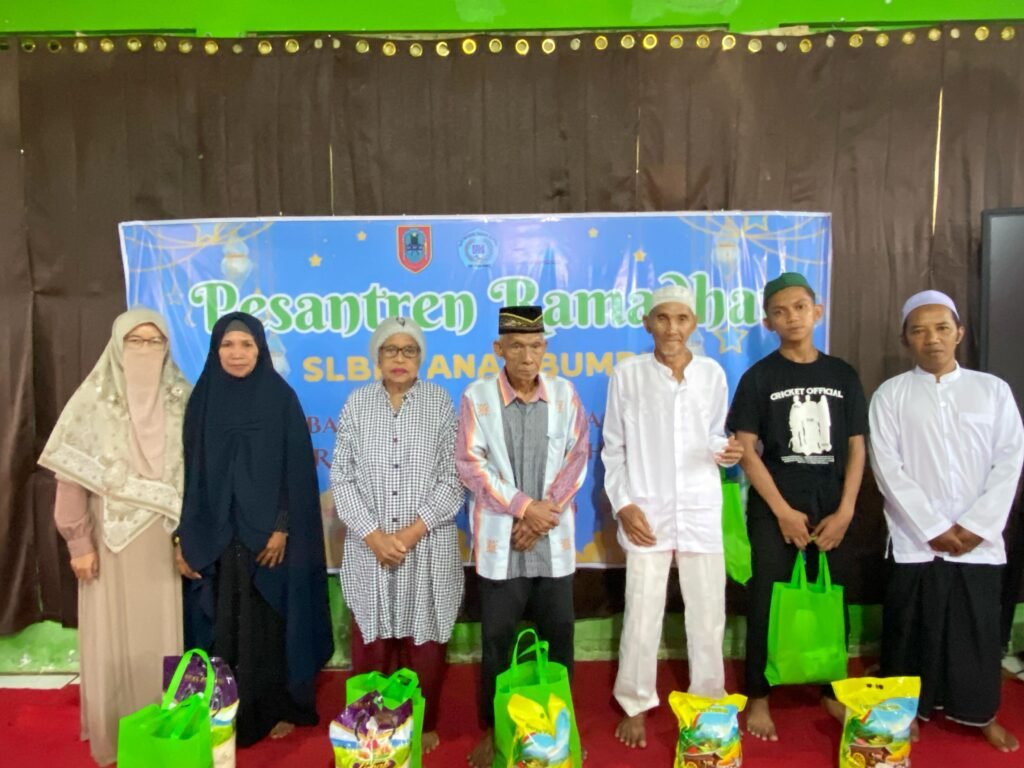 Guru SLBN Tanah Bumbu berfoto bersama penerima bantuan. Foto-Ist