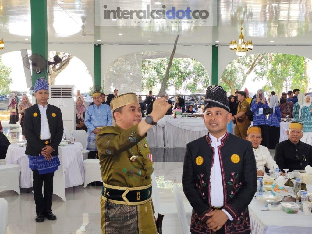Bupati Tanah Bumbu, Andi Rudi Latif, didampingi H. Bahsanuddin usai menerima senjata pusaka dari Komunitas Budaya Mantra Bumi. Foto-Puja Mandela