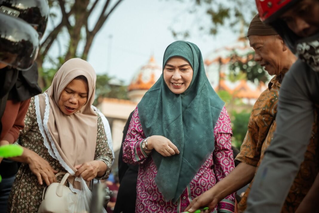 Lisa Halaby saat berbaur dengan masyarakat. Foto-Dok