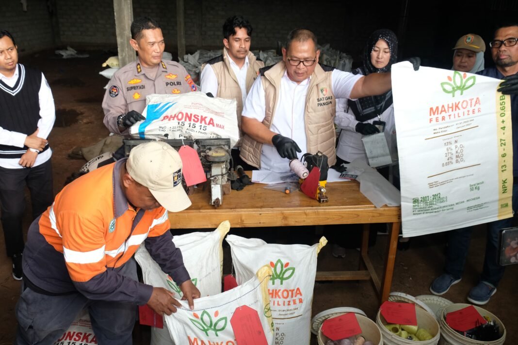 Polda Kalsel mengungkap kasus pupuk ilegal di Banjarbaru. Foto-Polda Kalsel