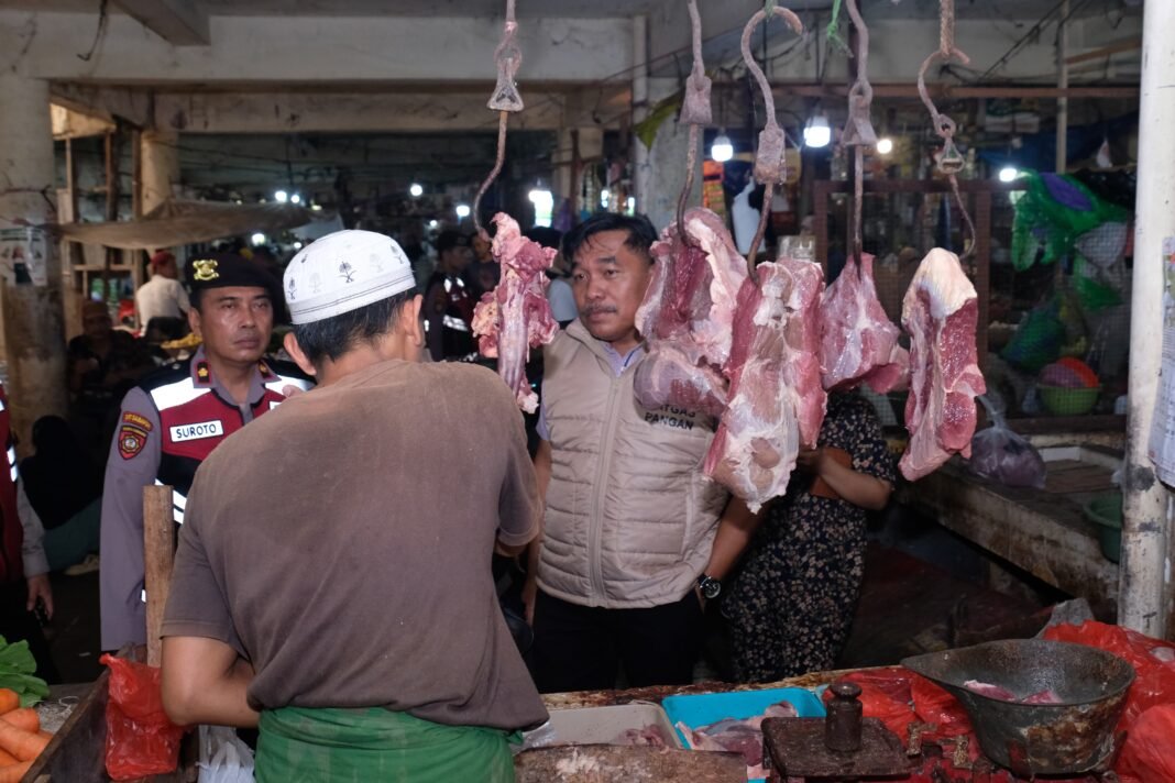 Satgas Pangan Polda Kalsel mengecek stabilitas harga di Pasar Pandu Banjarmasin. Foto-Polda Kalsel
