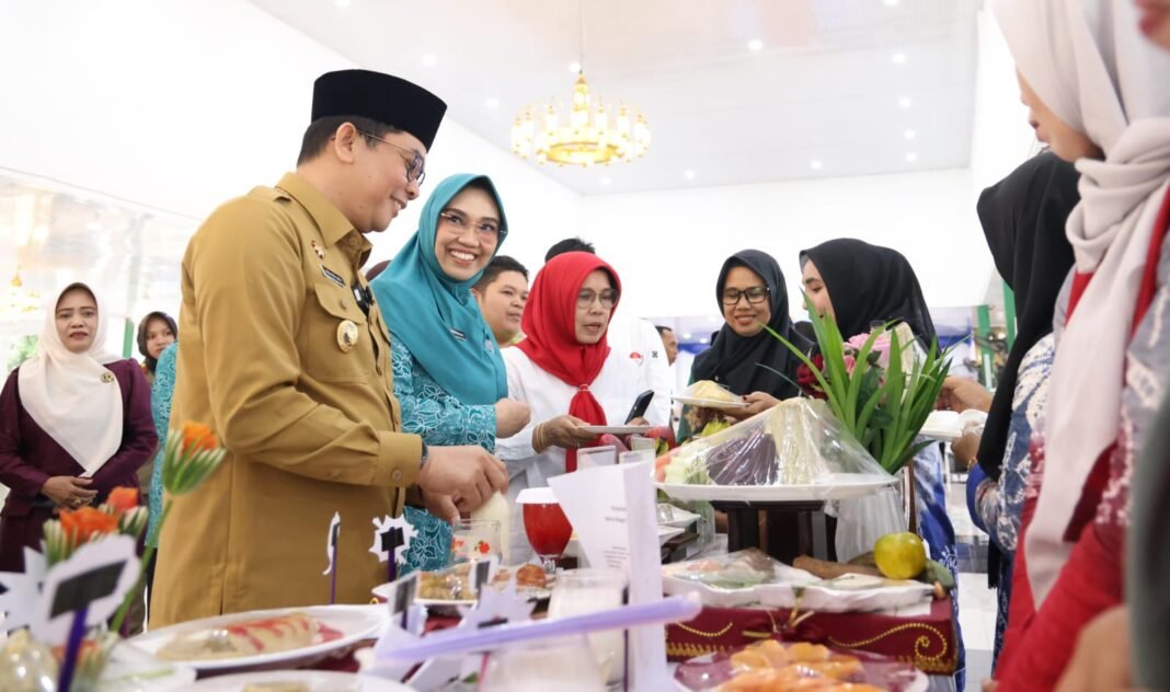 Bupati Tanah Bumbu Andi Rudi Latif bersama Ketua TP PKK Andi Irmayani Latif. Foto-MC Tanbu