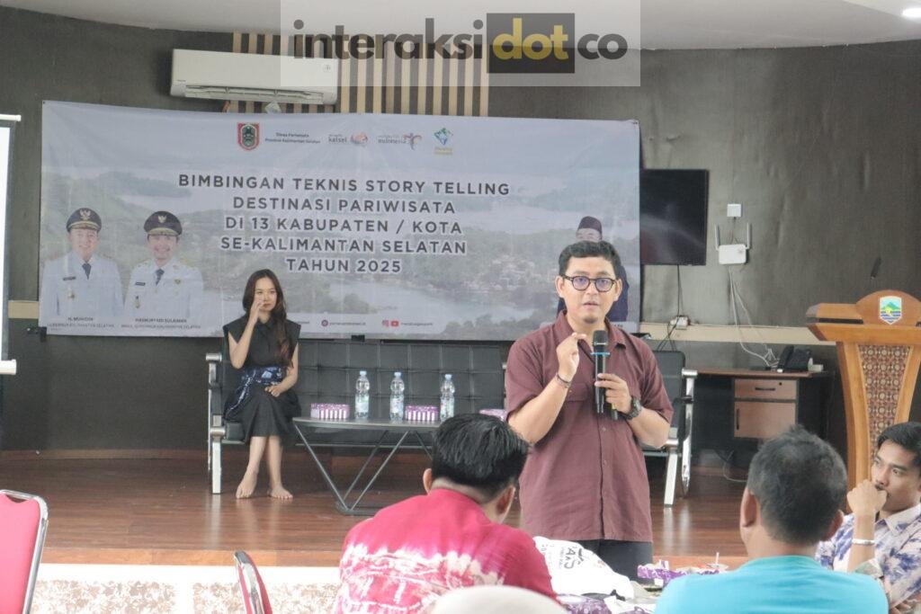 Novyandi Saputra saat mwnyampaikan materi strorytelling di Kotabaru. Foto-Dispar Kalsel for interaksidotco