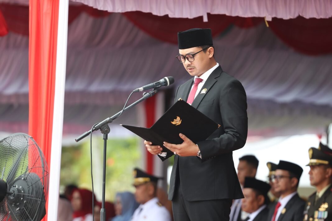 Ketua DPRD Tanah Bumbu, Andrean Atma Maulani, saat membacakan naskah proklamasi. Foto-Syahriadi. Naskah Proklamasi