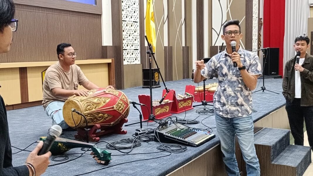 Workshop MTN AsahBakat: Merwan Adhi Buka Wawasan Tata Kelola Suara Musik Tradisi