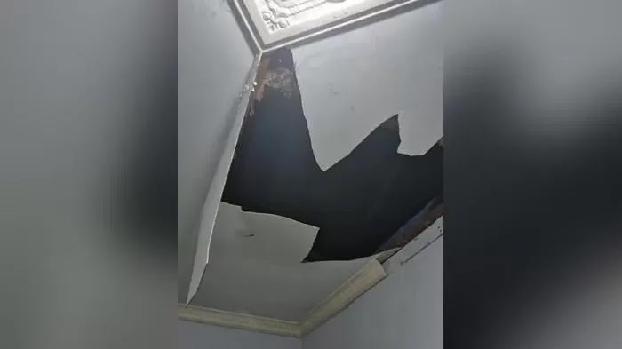 Inilah-plafon-rumah-perempuan-pasangan-terduga-selingkuh-di-tanahlaut-2347895556