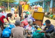 Pemilah Sampah Alalak Tengah Kerja Tiap Hari, Dapat Upah Minim Tanpa Biaya Operasional Pemilah Sampah
