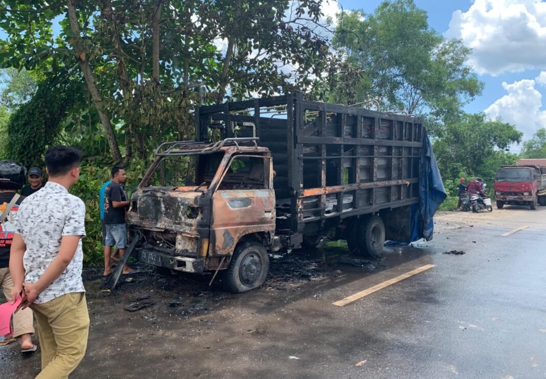 Truk Terbakar Truk Terbakar
