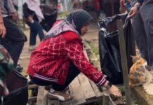 Hj. Lisa Halaby Bersihkan Parit Mampet, Warga Cempaka Ikut Gotong Royong