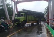 Truk Diduga Adu Banteng di Jembatan Tanah Merah Batulicin, Lalu Lintas Sempat Lumpuh