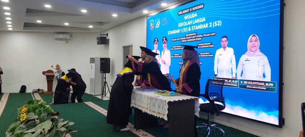 wisuda lansia