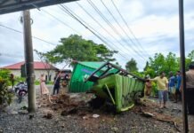 Tronton Bermuatan Pipa Besi Terperosok di Desa Api-api Tanah Bumbu, Nyaris Hantam Posyandu