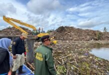 Penangkap Sampah Apung Proteksi Banjarmasin, Tahan Kiriman Kayu dari Hulu Kiriman Kayu