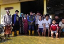 Gubernur Muhidin Salurkan Bantuan Tunai untuk Korban Banjir di Kabupaten Banjar Gubernur Muhidin