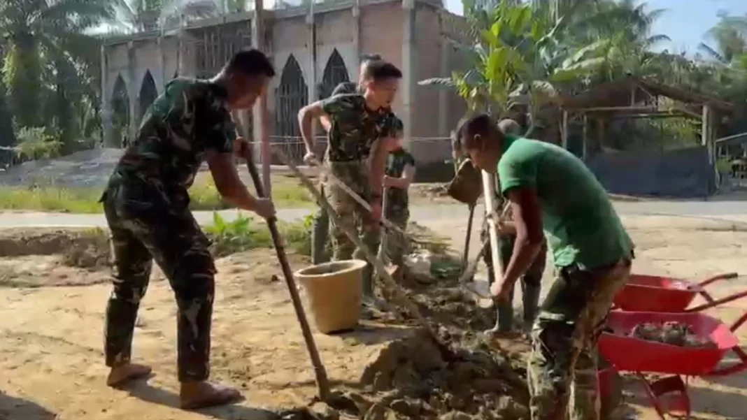 TNI Pulihkan Rumah Warga Aceh
