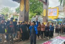 Aksi Demo di Depan Balai Kota Banjarmasin, Aliansi Mahasiswa Banjarmasin Bawa 12 Tuntutan Mahasiswa demo di Kantor Balaikota Banjarmasin. Foto-Soraya Alhadi/Interaksidotco