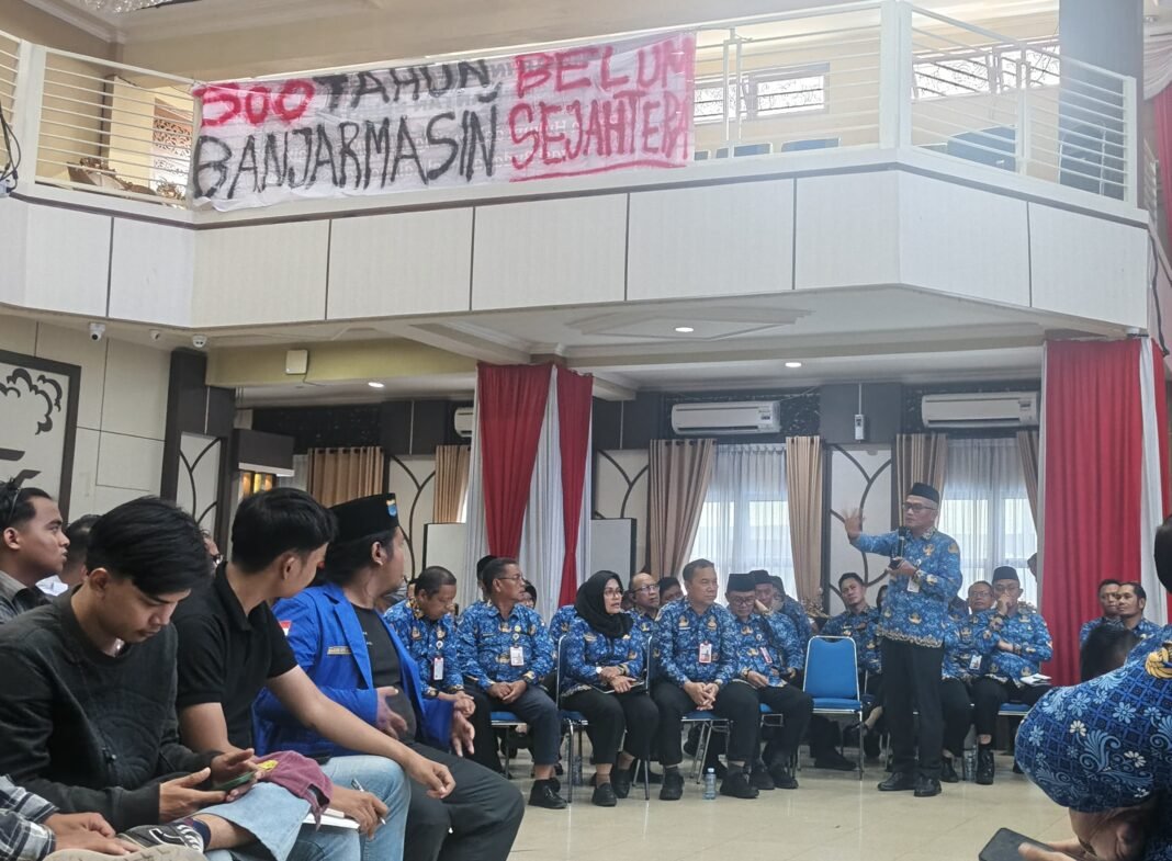 Demo mahasiswa di Balaikota Banjarmasin. Foto-Soraya Alhadi/Interaksidotco