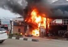 BREAKING NEWS: Bengkel di Desa Sungai Danau Satui Hangus Dilalap Api Desa Sungai Danau