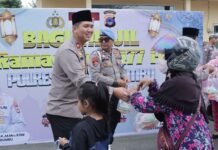 Polres Tanah Bumbu Bagikan Ratusan Takjil untuk Masyarakat
