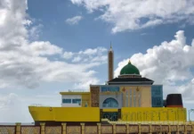 Masjid Apung Siring Laut Kotabaru Ramai Dikunjungi Warga Selama Ramadan Masjid Apung Kotabaru