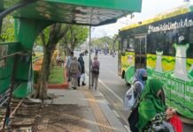 Pengguna Layanan Bus Akui Alami Kesulitan Usai Halte UIN Antasari Rusak Berat Halte UIN Antasari