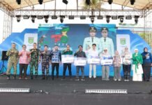 Bupati Andi Rudi Latif Serahkan Hadiah Pemenang Lomba Logo HUT ke-23 Tanah Bumbu Lomba Logo HUT ke-23 Tanah Bumbu