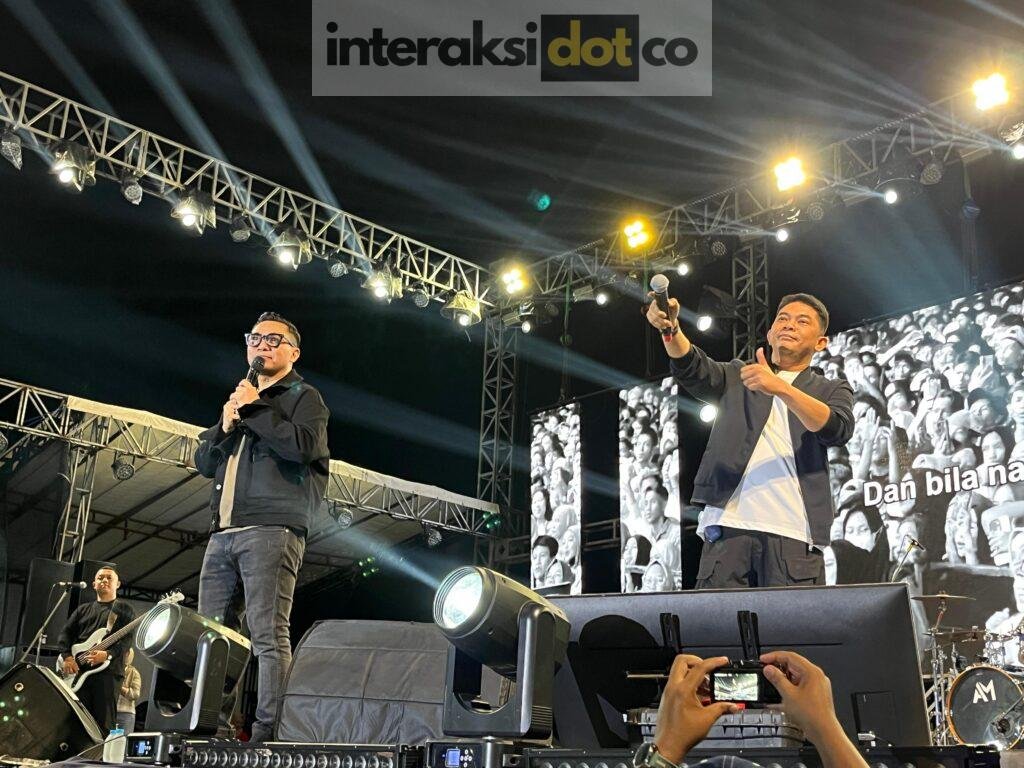 Ady eks Naff saat berduet bersama Bupati Tanah Bumbu Andi Rudi Latif. Foto-Puja Mandela