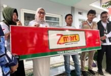 Wali Kota Lisa Serahkan Bantuan ZMart dari Baznas untuk Pelaku Usaha Kecil di Banjarbaru Bantuan ZMart dari Baznas