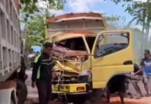 Dua Truk Terlibat Kecelakaan di Sungai Lumbah Barito Kuala, Sopir Sempat Terjepit Kecelakaan Sungai Lumbah