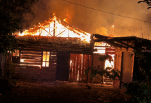 Tiga Rumah Terbakar di Tanah Bumbu, Dua Bangunan Ludes Dilalap Api kebakaran sarigadung