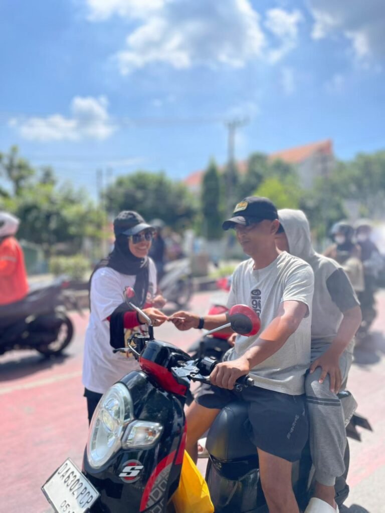 Aksi donor darah juga melibatkan pengguna jalan yang melintas. Foto-Ist