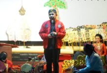 Bang Dhin Buka Pagelaran Wayang Kulit Bulan Bung Karno di Tanah Bumbu Pagelaran Wayang Kulit
