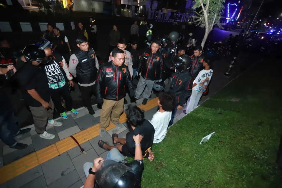 Tiga Remaja bawa sajam