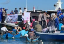 Polres Tanah Bumbu Bagikan Sembako untuk Puluhan Nelayan di Perairan Pulau Burung Polres Tanah Bumbu