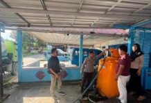 Polres Tanah Bumbu Salurkan Bantuan Air Bersih untuk 70 KK di Desa Segumbang Polres Tanah Bumbu