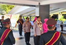 Pisah Sambut Kapolres Tanah Bumbu Diwarnai Tradisi Pedang Pora, AKBP Novy Adi Wibowo Gantikan AKBP Arief Prasetya