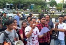 Warga Mulai Padati Titik Kumpul Jelang Aksi Protes Pemadaman Listrik di Kantor PLN Banjarmasin Protes Pemadaman Listrik