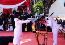 HUT ke-81 RI di Banjarmasin, Wali Kota Yamin Cium Merah Putih dan Naikkan Bantuan Veteran upacara HUT ke-81 RI