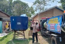 Polsek Cempaka Salurkan 5.000 Liter Air Bersih Gratis untuk Warga Palam Banjarbaru Polsek Cempaka