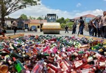 Polres Tanah Bumbu Musnahkan Ribuan Botol Miras Polres Tanah Bumbu