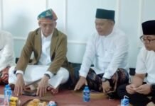 TGB Disambut Hangat di Kotabaru, Awaludin Pasangkan Laung Banjar Awaludin