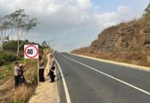 Satlantas Tanah Bumbu Pasang Belasan Rambu di Titik Rawan Jalur Alternatif Batulicin-Banjarbaru Satlantas Tanah Bumbu