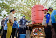 Kemarau Panjang, Walkot Lisa Salurkan Ribuan Liter Air Bersih dan Beri Sembako ke Warga Pumpung Kemarau Panjang