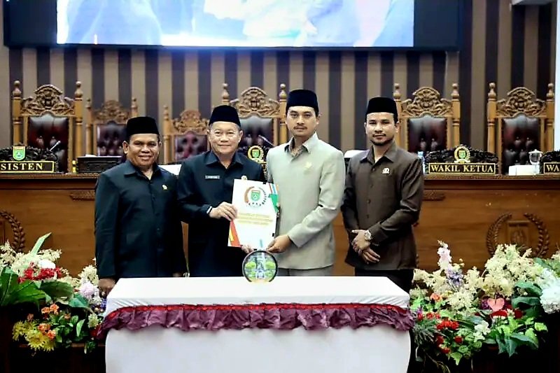 Tiga-Raperda-Disetujui-dalam-Rapat-Paripurna-DPRD-Tanah-Bumbu-800x533