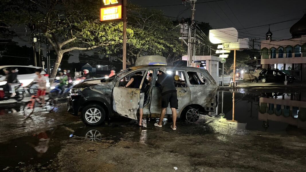Minibus Terbakar Jalan Veteran Minibus Terbakar Jalan Veteran